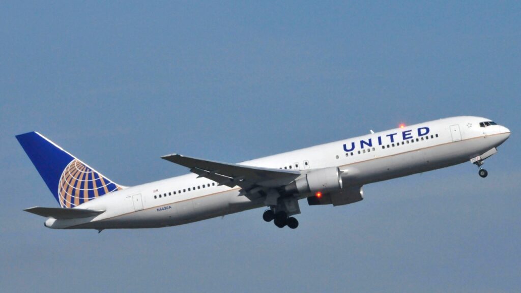 Boeing 767 belonging to United Airlines about to take-off from Paris Charles de Gaulle Airport.