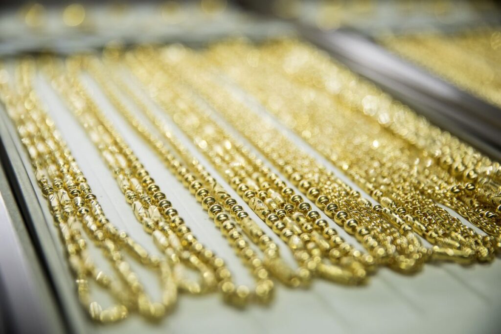 Gold Rebounds Above $4,000 as Traders Mull Interest-Rate Outlook