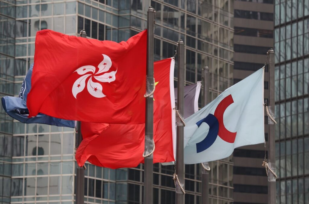 Apple Supplier Luxshare Drops After $3 Billion Hong Kong Debut